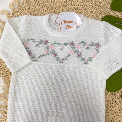 Macacão de Linha Paola Branco com Lilás e Rosa Macacão de Linha Paola Branco com Lilás e Rosa